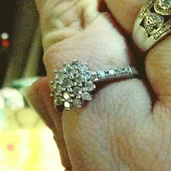 White Gold Cluster Ring - Picture 5 of 6